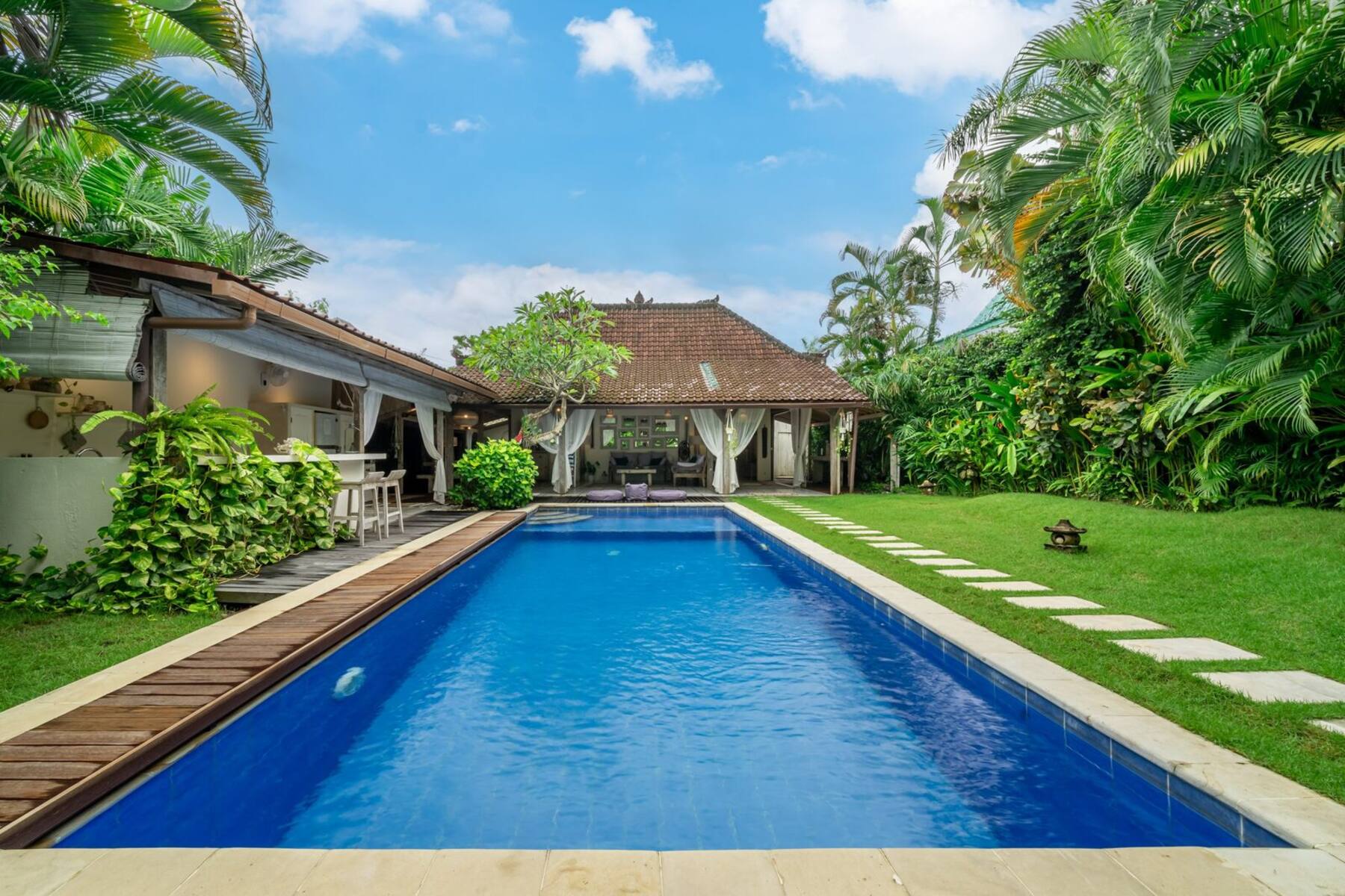 Private swimming pool and tropical garden of Villa Desa Naga 1, Berawa, Canggu, Bali