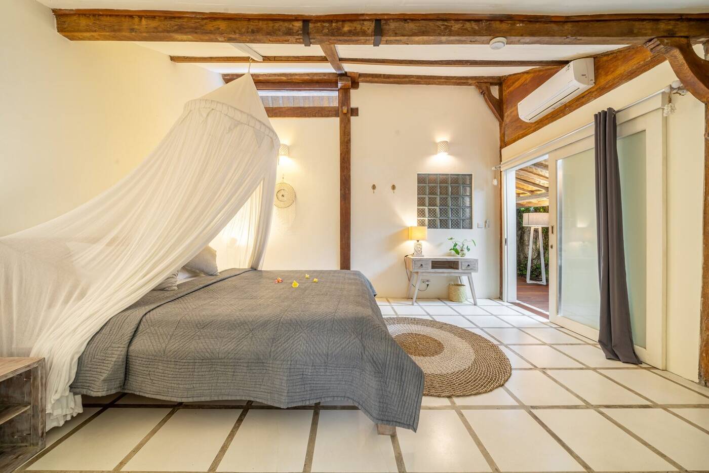 Second bedroom with king bed, mosquito net and desk, Villa Desa Naga 1, Bali