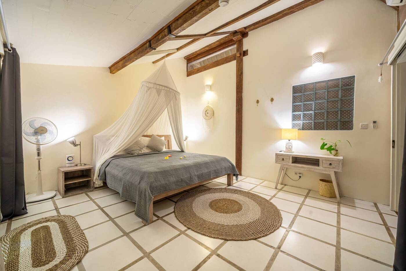 Second bedroom with workspace desk and air conditioning, Berawa, Bali